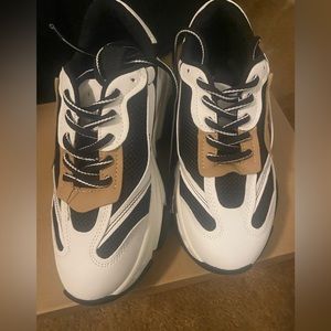 Steve Madden sneaker size 8 brand new